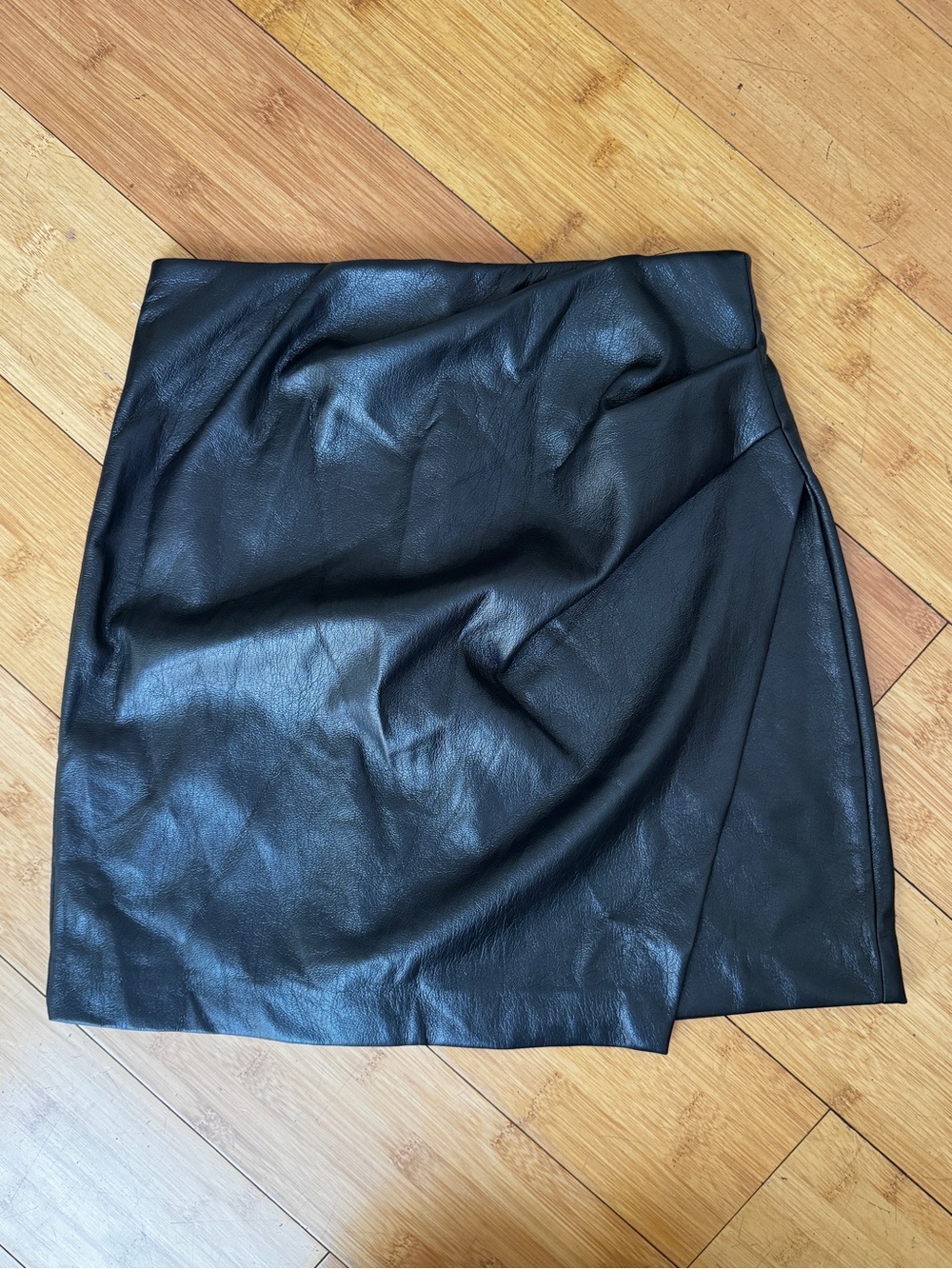 WILFRED Aritzia vegan leather mini skirt